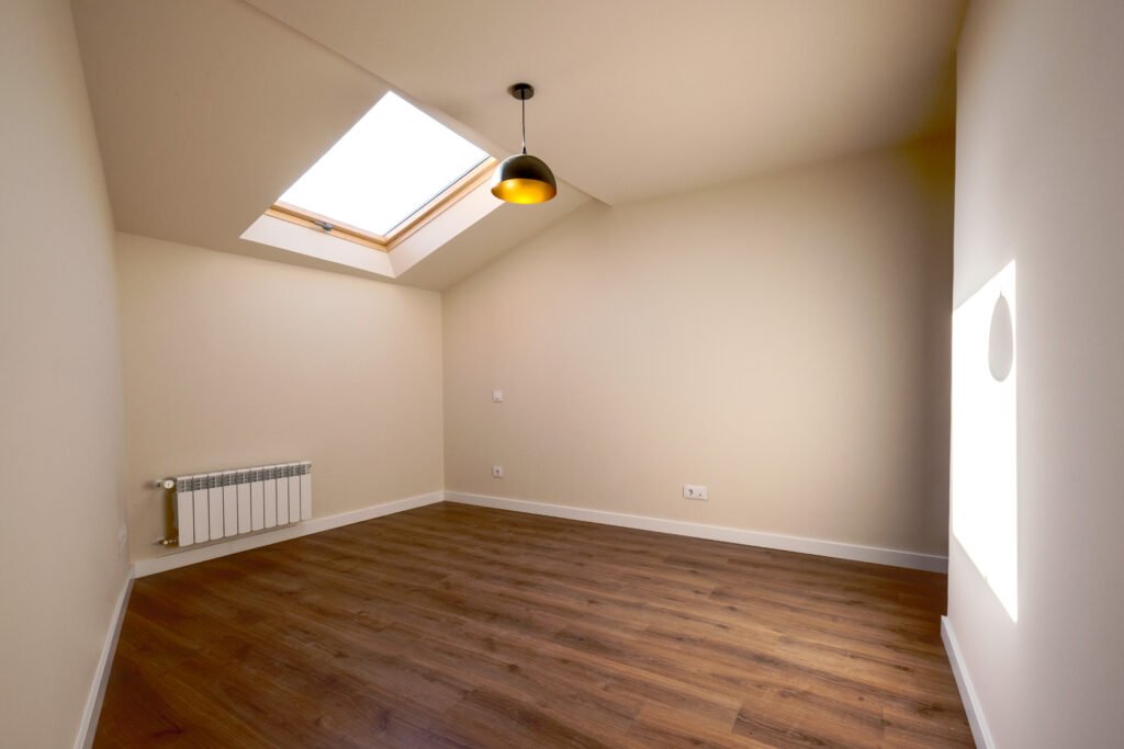 Dormitorio vacío preparado con home staging virtual para subasta inmobiliaria